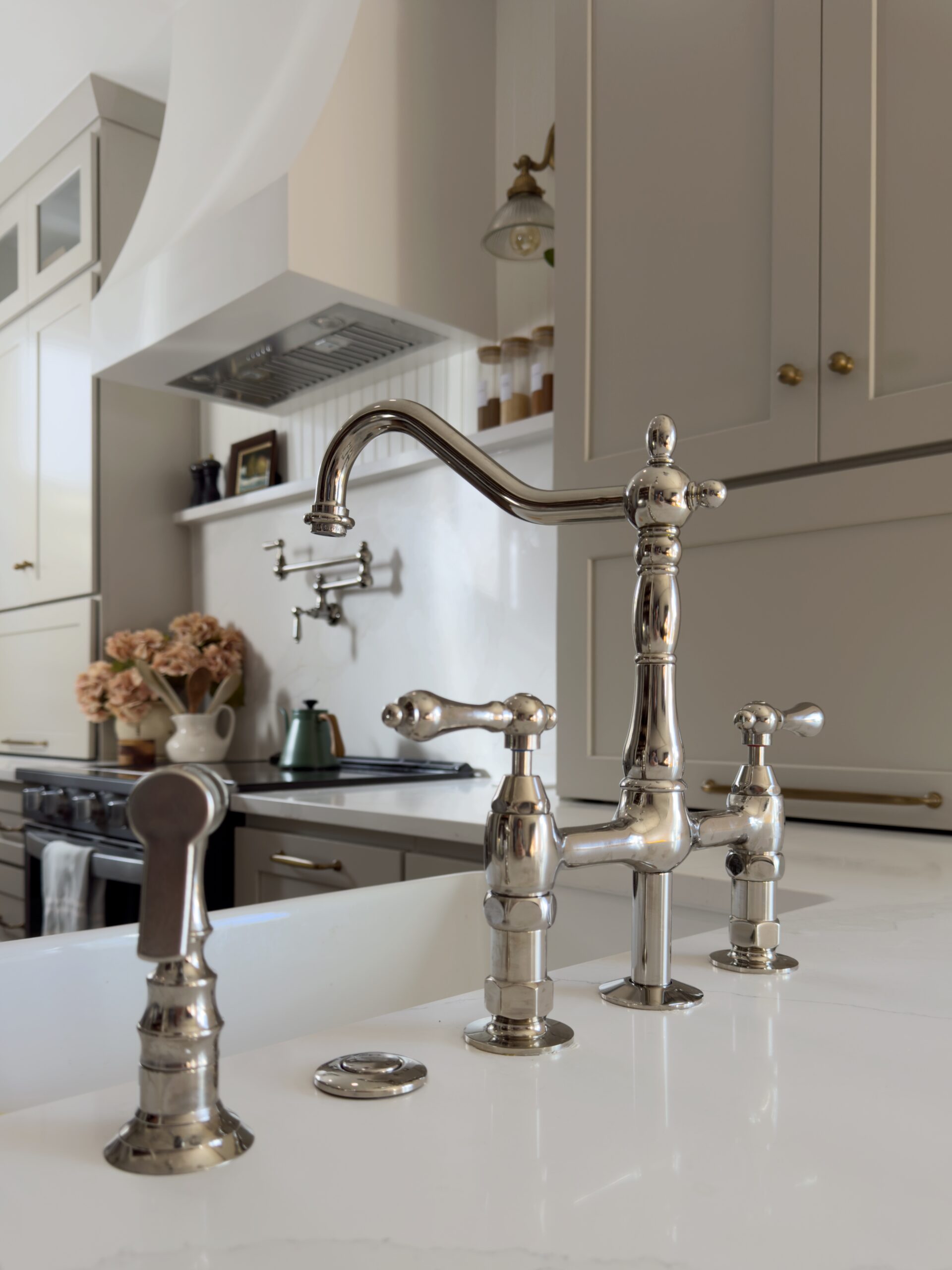 Mixed Metal Kitchen Finishes: A Guide to the Effortless Look